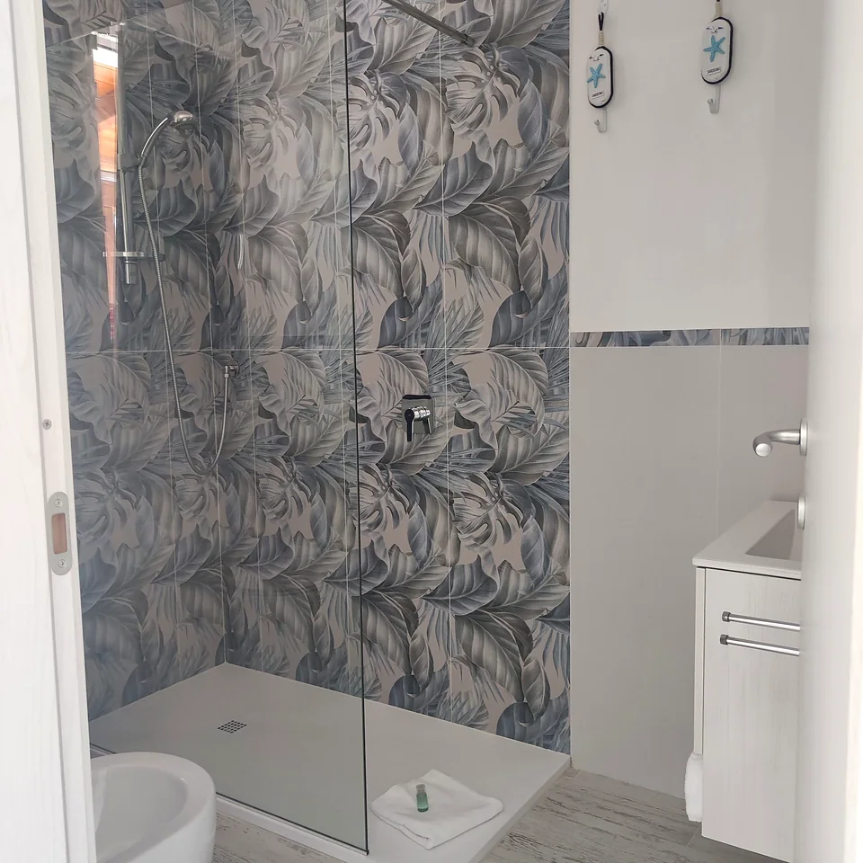Bagno privato con ampia doccia moderna