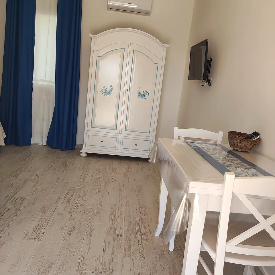 Camera con tavolo e armadio