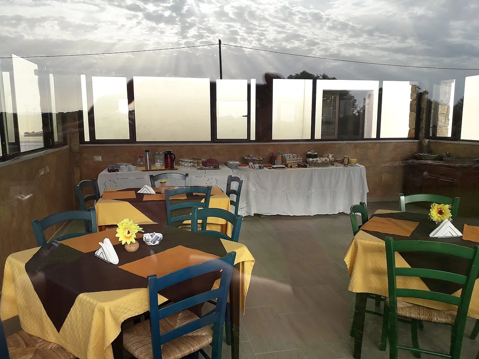 Sala colazione in pietra con fiori gialli nel giardino