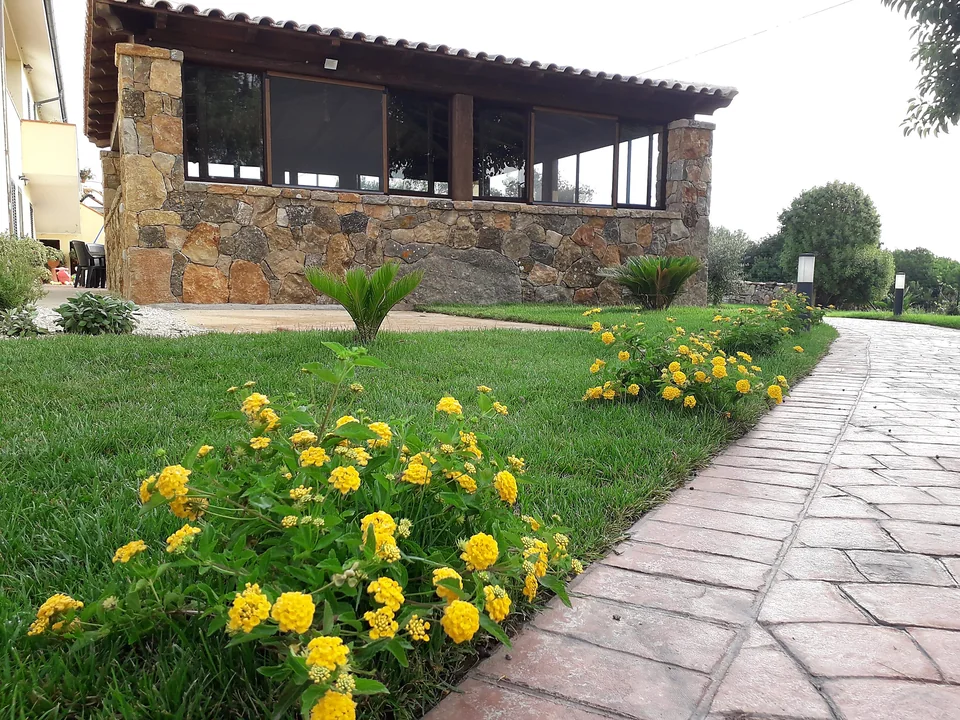 Sala colazione luminosa con vetrate sul giardino