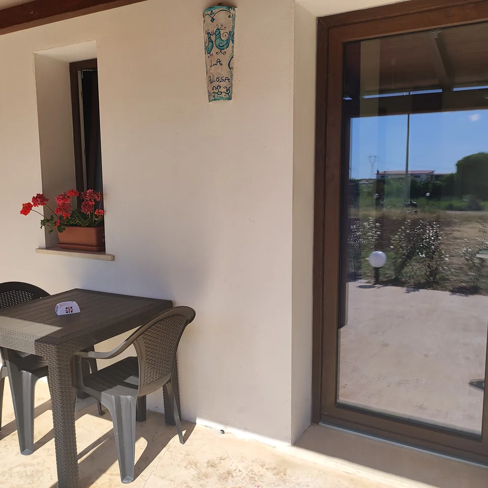 Veranda privata con tavolino davanti alla camera
